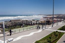 Image du Maroc Professionnelle de  Tahiti Beach Club piscines privées sur la corniche de Aïn Diab à Casablanca. Casablancais et visiteurs se dirigent vers la corniche quand la météo est favorable à la baignade. A une époque pas si lointaine plusieurs piscine’s fleurissent sur  cette corniche  toutes, plus sportives, plus élitistes les unes que les autres. Elles étaient même plus nombreuses qu’aujourd’hui certaines ont disparu comme les sables d’or, la piscine municipale Georges Orthlieb etc… Au fond le phare d'El Hank. Lundi  7 Juillet 2009. (Photo / Abdeljalil Bounhar)
 